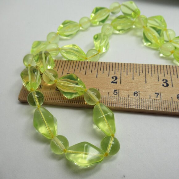 Uranium Glass vintage bead necklace - Picture 9 of 10